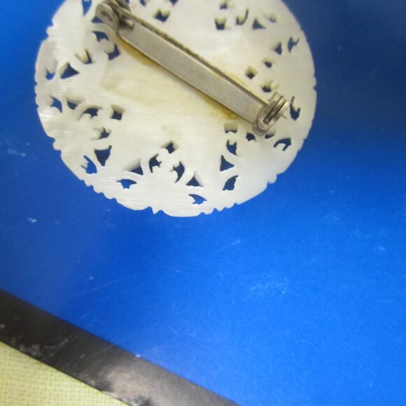 RARE VTG MOTHER OF PEARL CARVED SNOWFLAKE PIN/BROOCH - Picture 3 of 3
